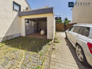 Garage und Stellplätze